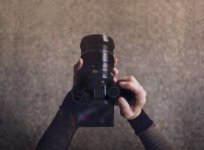 肖像镜头专业的使用相机拍摄照片黑暗色调POV或低角选择焦点图像屏幕的顶视年轻摄影师女图片
