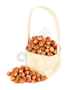 胖的榆树木制篮子中的栗以白色背景孤立于木制篮子中的黑桃木头图片