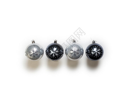 装饰灰色圣诞球黑和灰在白上被孤立顶视前置设计圣诞节装饰以排背景最佳图片