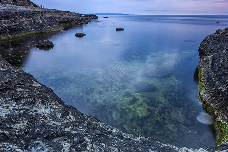 在岩石海岸的小型湾中自然环境背景和平日落保加利亚图片