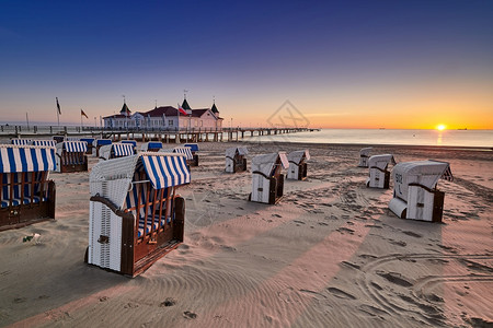 独自的风景优美清晨在黄海沙滩和日出时见Ahlbeck码头沙丘图片