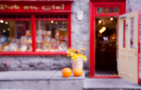 人行道窗口商店显示或咖啡厅的模糊抽象图像有打开的门抽象人们图片