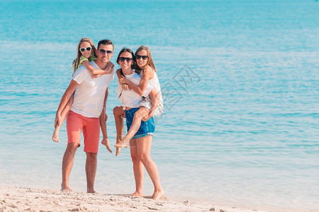海洋乐趣为人父母暑假海滩上的幸福家庭暑假海滩上的快乐家庭图片