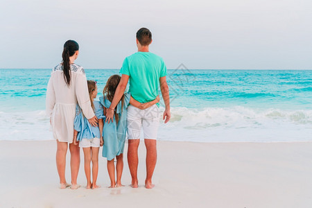 妈妈孩子读书户外父母爸暑假海滩上的幸福家庭暑假海滩上的快乐家庭背景