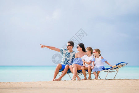 热带夏天暑假海滩上的幸福家庭暑假海滩上的快乐家庭加勒比海图片