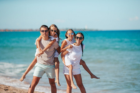 户外暑假海滩上的幸福家庭暑假海滩上的快乐家庭男人享受图片
