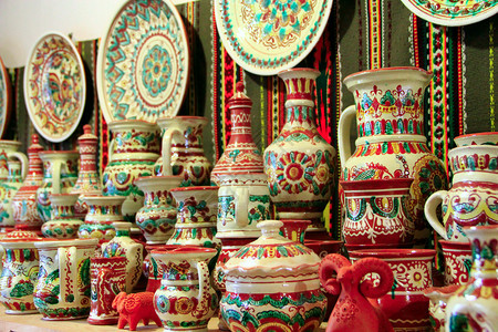 古代礼品店货架上的陶器店货架上的艺术喝图片