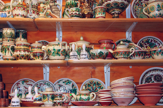 盘子礼品店货架上的陶器店货架上的古老锅图片