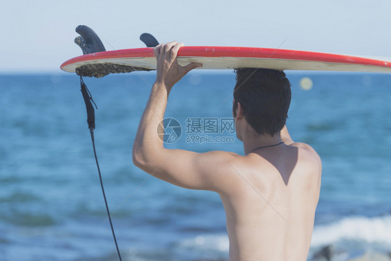 望向大海的冲浪者图片