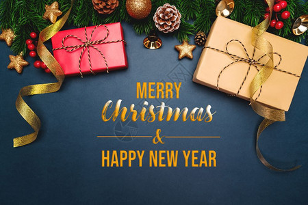 乐趣季节白色的圣诞礼物和松树蓝色背景有X马装饰品图片