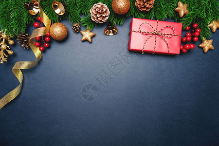 金子季节传统圣诞礼物和松树蓝色背景有X马装饰品图片