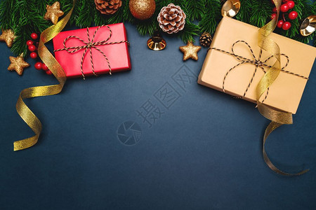 冬天圣诞礼物和松树蓝色背景有X马装饰品银红色的图片
