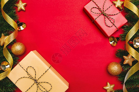 手圣诞礼物和松树红底有X马装饰品银乐趣图片
