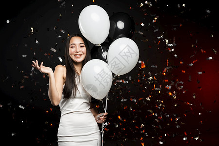 漂亮的成人香槟酒笑着装满气球的女士新年华派对图片