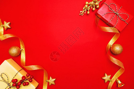 十二月金子圣诞礼物和红背景的X马装饰闪发光蓝色的高清图片素材