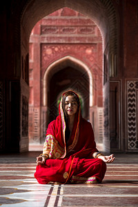 印度寺庙里的女性图片