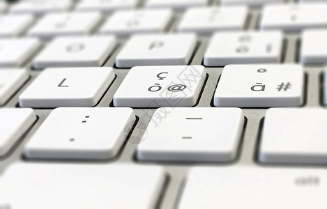 行业颜色电子产品计算机键盘的近视细节该键盘上带有白和灰色背景信条符号通过互联网进行技术和通信过互联网进行图片