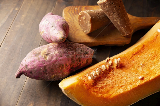 木制的传统南瓜甜土豆和未经加工的甘蔗PiloncilloRawIngredients作为墨西哥传统甜点用于养生木制餐桌皮隆奇略图片