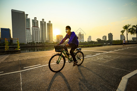 城市里骑行的年轻人图片