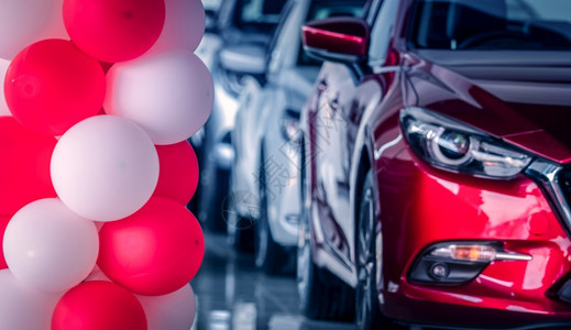 工厂商业在现代汽车展厅装饰的红气球和白色在红SUV车前视线模糊红色SUVNew和闪亮的豪华SUV车停在现代展示室汽车经销商办公室图片