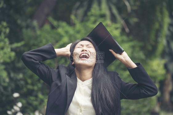 概念的商业妇女尖叫与生活危机和金融问题有矛盾在银行危机的金融概念形象翻天倒地时失去一份能站得住的地方工作了注FocusFinic图片