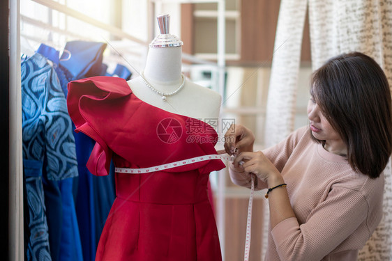 工作测量针线女亚洲妇服装设计师时量展厅模特的大小制衣和时装概念图片