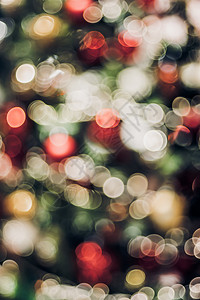 前夕装饰风格红色的圣诞节树上抽象颜色模糊装饰球和光线字符串带有bokeh浅背景冬假季节图片