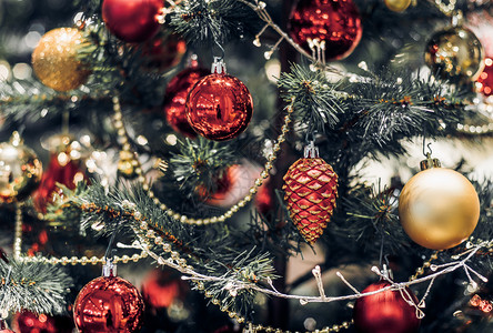 圣诞节树上的抽象颜色模糊装饰球和光线字符串带有bokeh浅背景冬假季节明亮的期彩旗图片