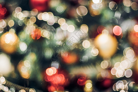 背景冬天卡片圣诞节树上的抽象颜色模糊装饰球和光线字符串带有bokeh浅背景冬假季节金子图片