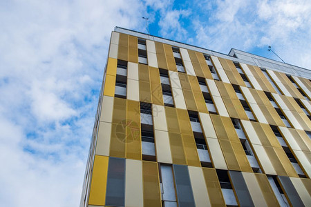 建造在英国曼彻斯特市中心建筑外墙上与天空对比的颜色和形状在英国曼彻斯特市中心住宅公寓图片