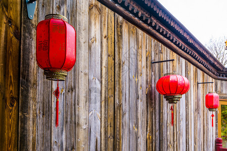 传统街道悬挂的红灯笼图片
