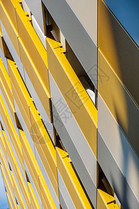 云景长方形建筑学与英国曼彻斯特市中心建筑外墙上的颜色和形状对比的颜色和形状图片