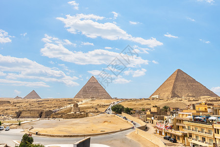 多于伟大的开罗埃及沙漠Giza高原上的金字塔和Sphinx从Giza高原的金字塔上方查看图片