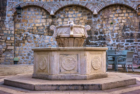 城市的圣玛丽科莱吉特教堂附近的旧喷泉Kotor不长泉教堂附近建造亚得里海图片