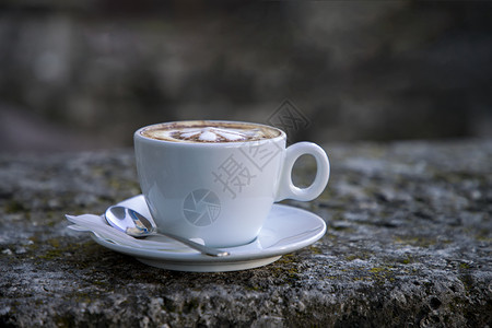 杯热咖啡一配上美丽的艺术品早餐桌上放着热咖啡拿铁早晨杯子浓咖啡图片