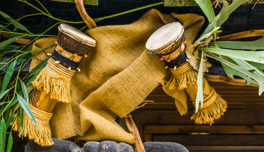 手挂在屋顶上的传统非洲Djembe鼓非洲文化乐器音背景和典型的声音图片
