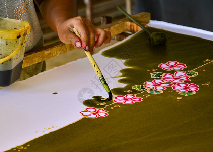 在布料上涂水彩色以制造BatikMakeBatik油漆传统电棍工艺爪哇手业图片