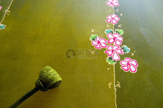 在布料上涂水彩色以制造BatikMakeBatik油漆传统电棍手工业吉里洛约女图片