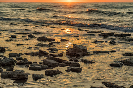 光滑的海浪户外美丽背景海水在日出时加岩石美丽的自然海景美丽的天然海景图片