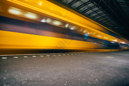 商业黄色的火车站高速电列停的冷淡运动移图片