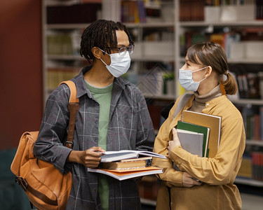 高的保护教育使用医疗面罩图书馆的学生图片