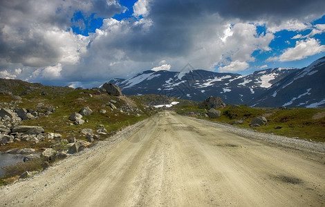 Gammlestrynefjellsvegen路是夏季雪下在诺瓦最美丽的汽车道路之一平静的地标乡村图片