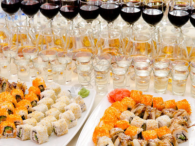 桌子美食异国情调餐厅桌上有很多寿司和饮料吃饭图片