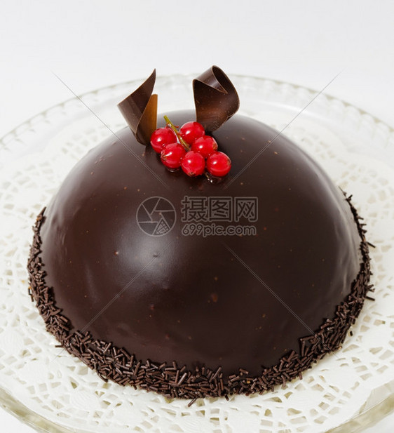 一个西半球巧克力蛋糕上面有红莓树枝重点开胃光滑的图片