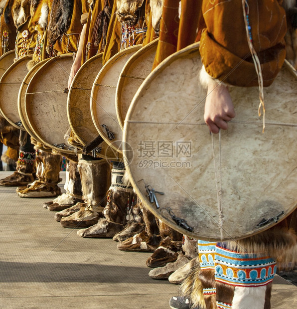 民间种族的身着堪察加土著民族服饰的歌合奏表演身着堪察加土著民族服饰的歌舞表演图片