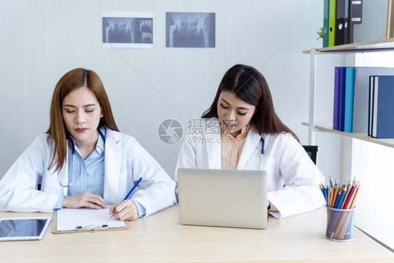 两名女医生讨论病情图片