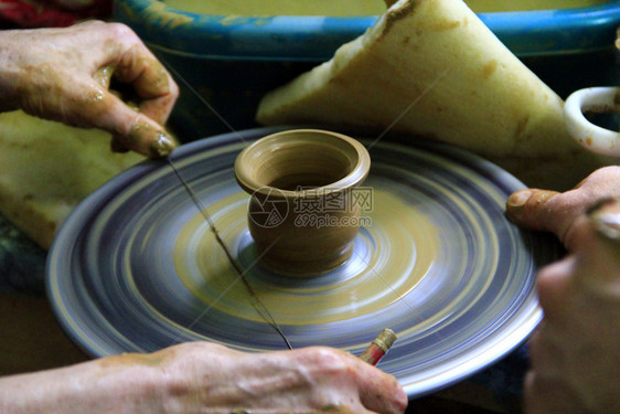 陶器制作过程粘土陶瓷艺术轮上的粘土大师班陶工手在圆圈上创造陶罐粘土器艺作品工古老的历史图片
