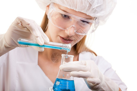 检查室技术员或女医生与试管和蓝液体瓶子一起工作的缝合药物烧瓶眼镜图片
