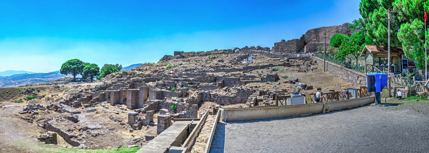 博物馆土耳其佩加蒙Pergamon土耳其07219土耳其古希腊城市佩加蒙的主要入口在阳光明媚的暑假日上圆形剧场尺寸背景图片