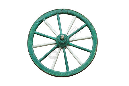 绿色油漆的旧木轮隔离在白色之上文化过去的古老图片